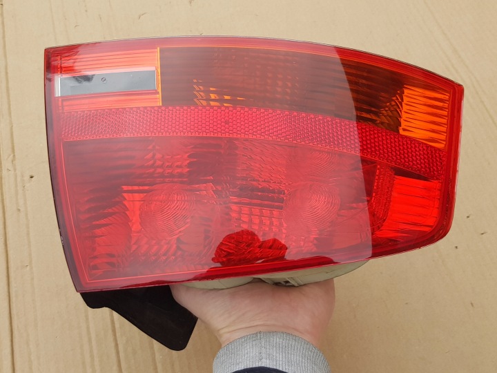 PHARE GAUCHE ARRIÈRE DANS AILE AUDI A4 B7 BERLINE 2004-2008 SUPER ÉTAT