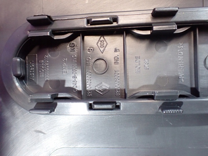 RENAULT CLIO III HAYON 5D 05-09 TUNNEL CENTRAL ACCOUDOIR 8200407985
