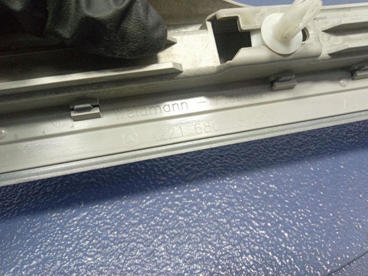 MERCEDES S-KLASA W221 LIFT 09-13 MOULURE SEUIL ARRIÈRE DROITE A2216801835