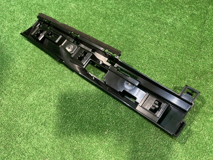 BMW X1 F48 GLISSIÈRE FIXATION BAGUETTES SEUIL DROIT DROIT 7332334