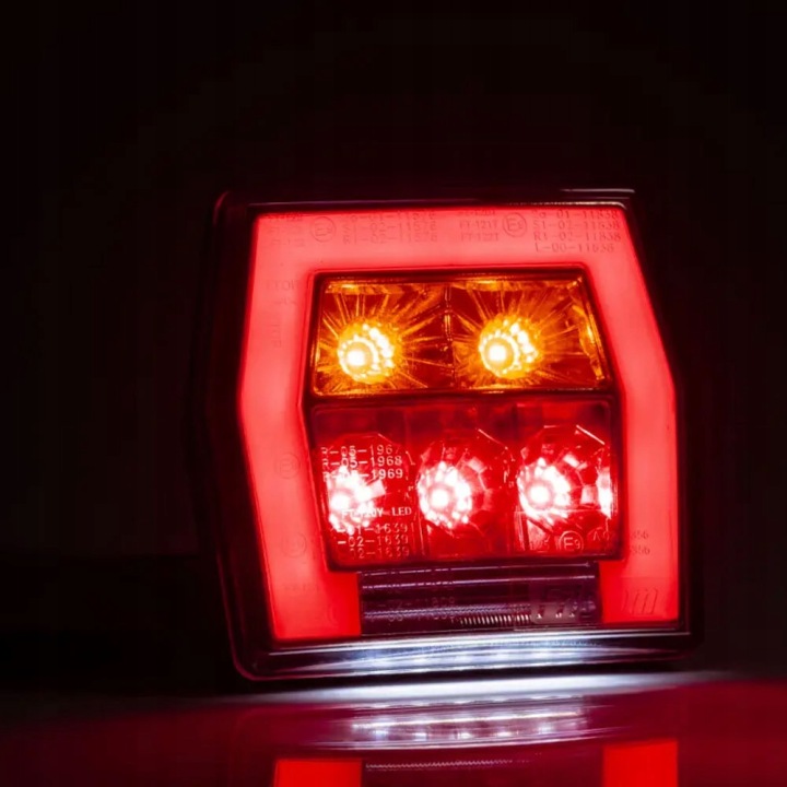 KIT PHARE ARRIÈRE LED UNIWERSALNYCH FT-122 T 93X99 MM BAJONET 4W1