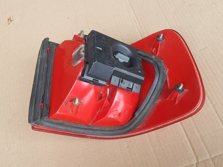 PHARE GAUCHE ARRIÈRE AUDI 80 B4 1991-1996 BERLINE EN BON ÉTAT ORIGINAL HELLA