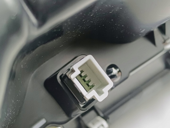2023 JEEP GRAND CHEROKEE WL POIGNÉE SUR GODET DANS DESCE INSTRUMENTATION