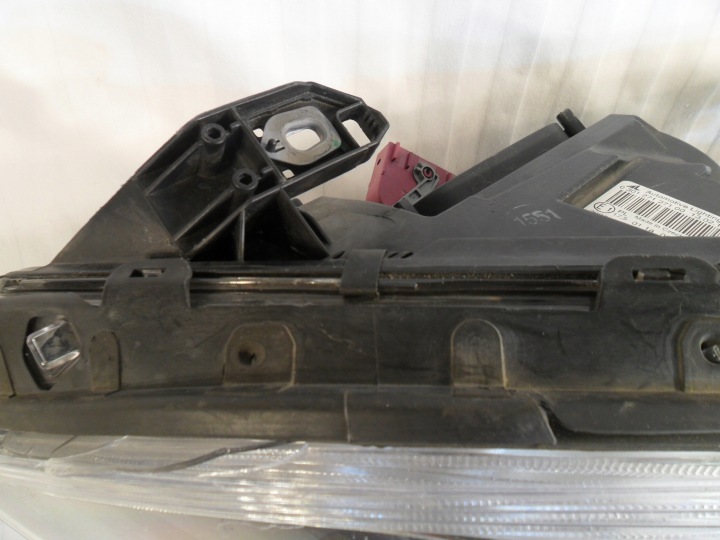 MERCEDES B-KLASA W246 PHARE AVANT GAUCHE XÉNON A2468201561