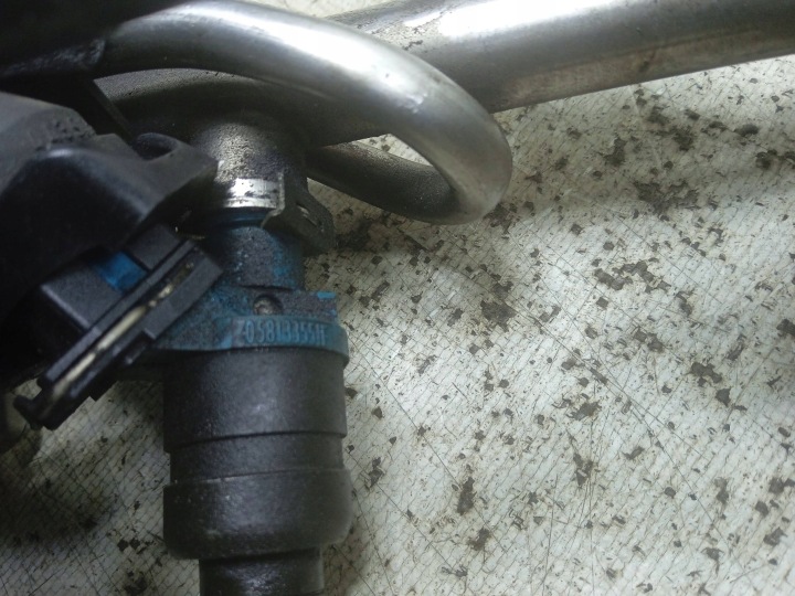 MOULURE INJECTION 058133681B AUDI A4 B5 1.8