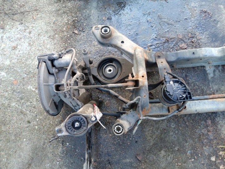 VOLVO V60 POUTRE SUSPENSIONS ARRIÈRE COMPLÈTE