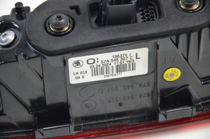 SKODA KAROQ PHARES ARRIÈRE DROITE GAUCHE ENSEMBLE 57A945208C 57A945207C