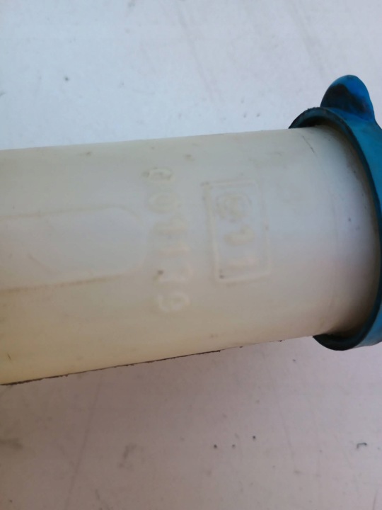 TOYOTA AVENSIS T220 2000 RÉSERVOIR LIQUIDE VERS LAVE-GLACES VITRES AVANT