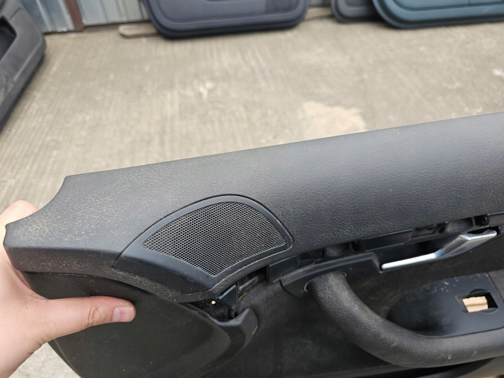 COLLECTEUR PORTES AVANT DROIT AUDI OE 8E1867106