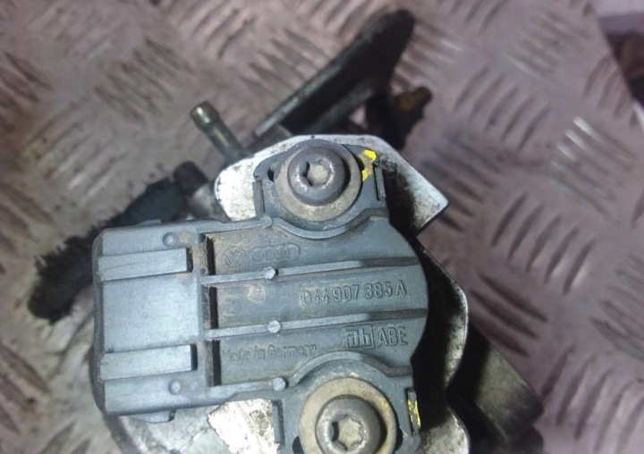1991 VOLKSWAGEN PASSAT B3 PAPILLON DES GAZ 037061AC