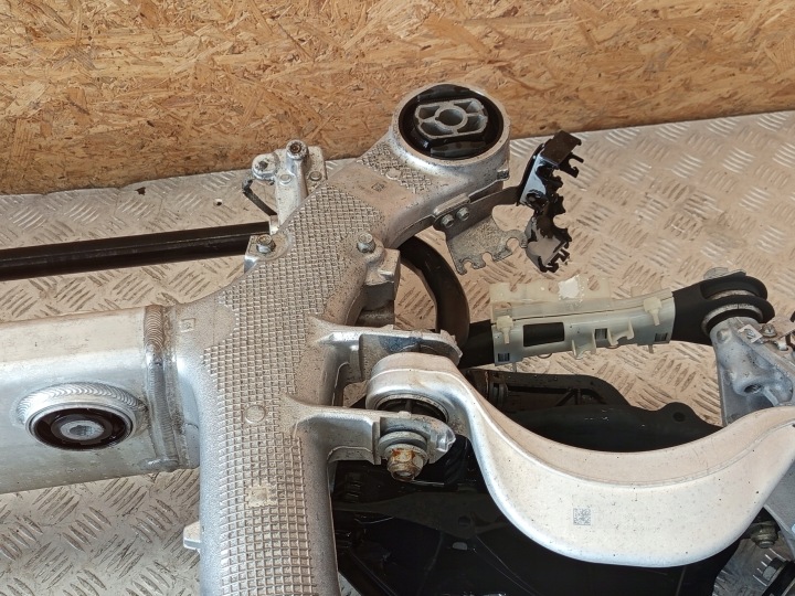 BMW OE 6896369 X5 G05 CHÂSSIS CHÂSSIS ROTULE DE DIRECTION POUTRE SUSPENSIONS ARRIÈRE ARRIÈRE