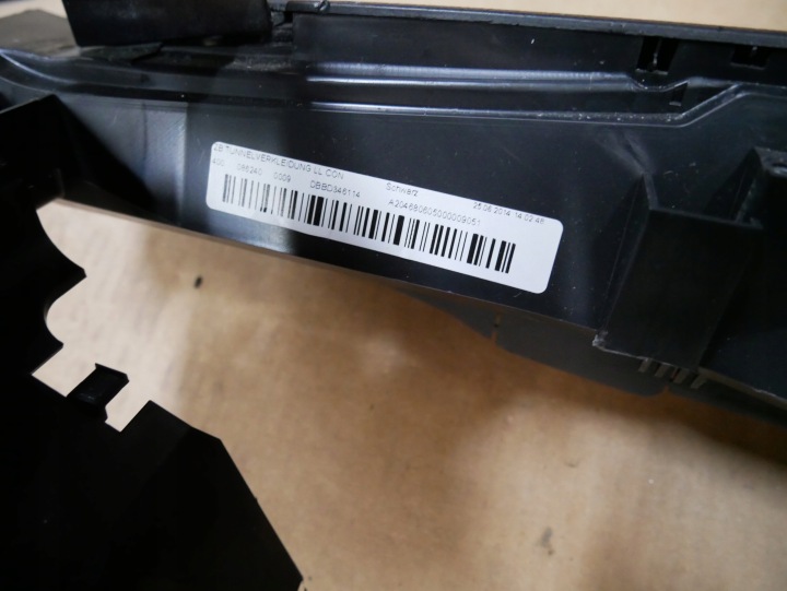MERCEDES W204 C204 TUNNEL CENTRAL CONSOLE ACCOUDOIR 2046806050