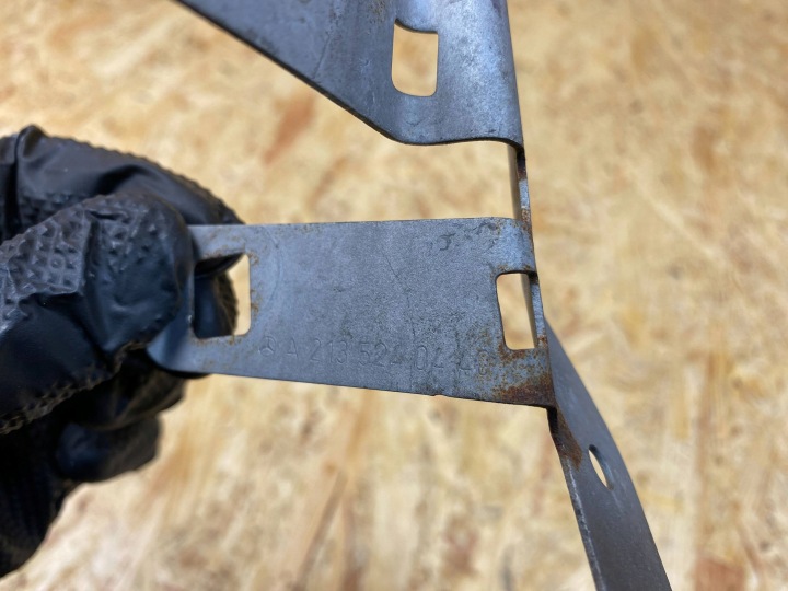 POIGNÉE FIXATION CAPUCHONS PARE-CHOCS AVANT DROIT MERCEDES W213 A2135240440
