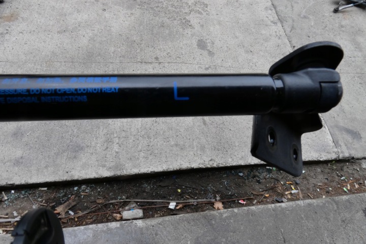 AMORTISSEUR COUVERCLES DE COFFRE SERVOMOTEUR ARRIÈRE VERS MG MG4 11354704 11354703