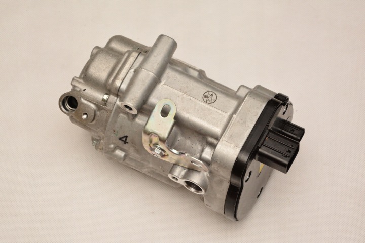 TOYOTA COROLLA E21 1,8HYBRYDA COMPRESSEUR CLIMATISATION