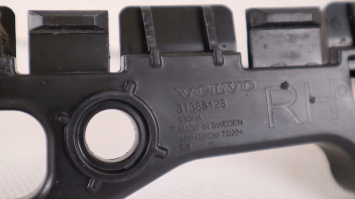 VOLVO V90 FIXATION BAGUETTES SEUIL DROIT AVANT 31386128