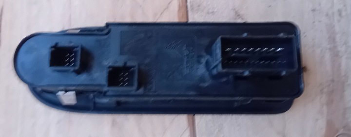 PANNEAU COMMANDE VITRE GAUCHE AVANT CITROEN C5 III X7 EUROPE 96660258XT