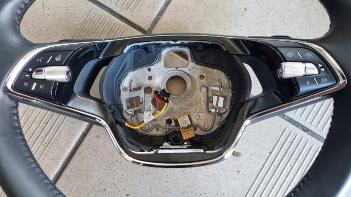 VOLANT CUIR AVEC CHAUFFAGE PALETTES SKODA OCTAVIA IV