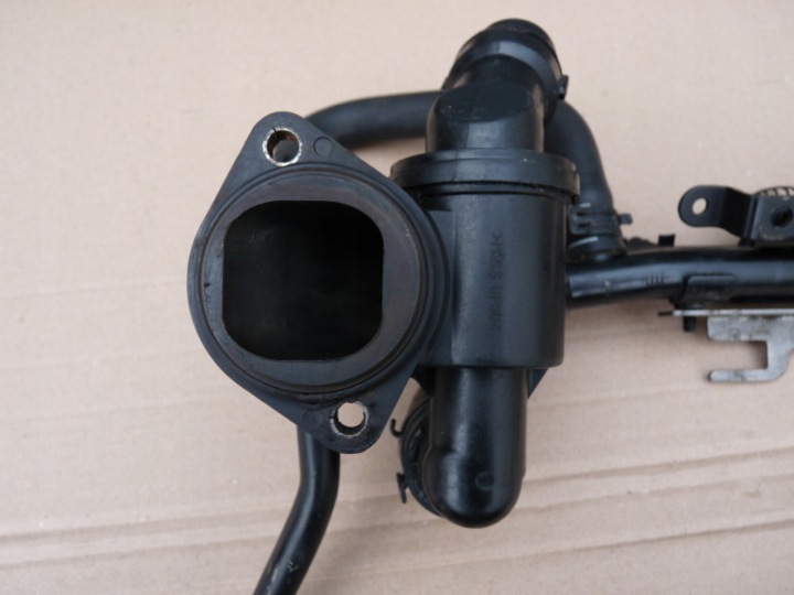 AUDI A4 B7 2.0 TFSI TUYAU TUBES EAU 06D121065L