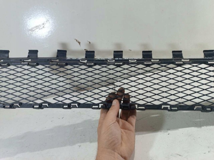 GRILLE PARE-CHOCS AVANT VOLKSWAGEN TOUAREG 7L6853678B