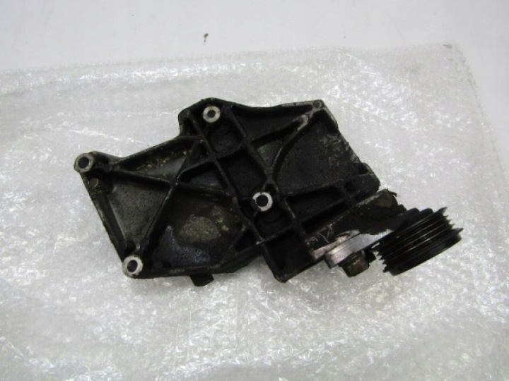 AUDI A4 B5 FIXATION COMPRESSEUR 058260885