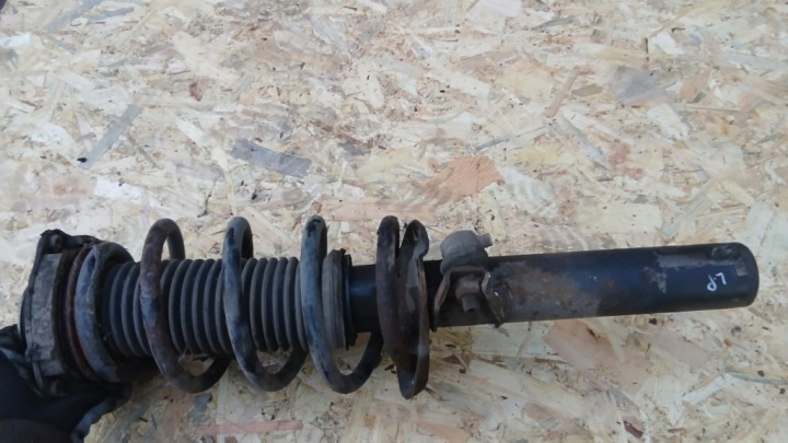 AMORTISSEUR DROIT AVANT VW PASSAT B6 2.0TDI 05-10R BERLINE 3C0413031N