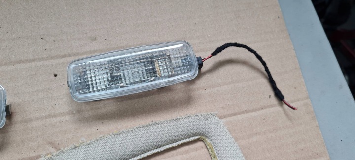 A6 C6 LIFT AMPOULE AMPOULES PLAFONNIERS AVANT CAPUCHONS 2 CV ENSEMBLE 4D0947105A