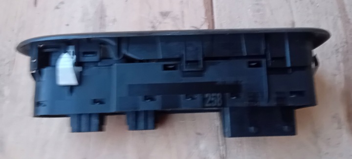 PANNEAU COMMANDE VITRE GAUCHE AVANT CITROEN C5 III X7 EUROPE 96660258XT