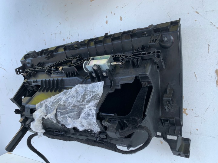 TESLA MODÈLE Y 3 LIFT BOÎTE À GANTS PASSAGER 1083340-00-J EN BON ÉTAT COMPLET