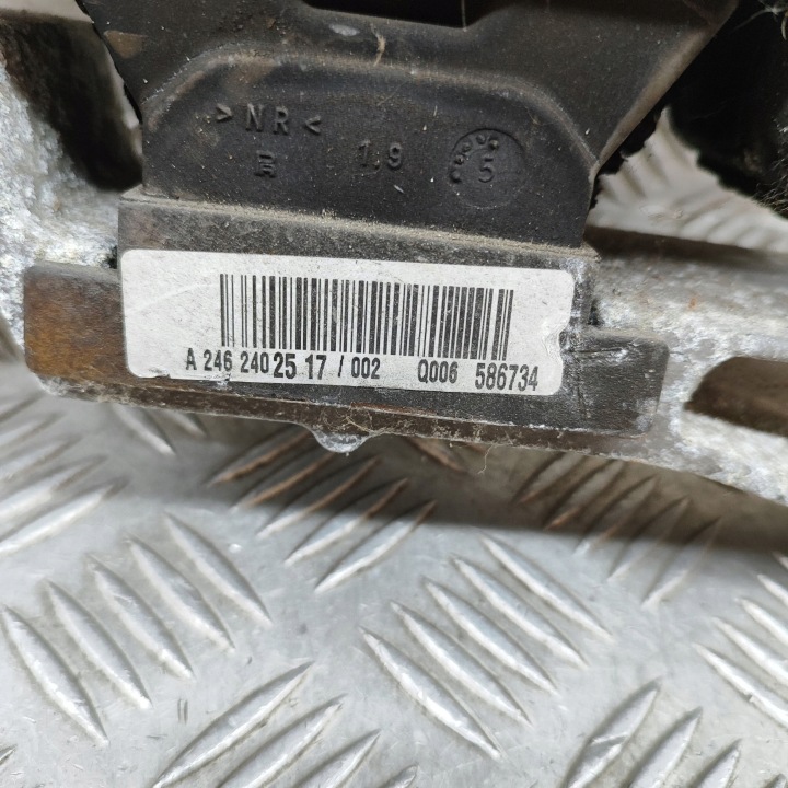 MERCEDES-BENZ A W176 2016 DROITE CÔTÉ SUPPORT FIXATION MOTEUR
