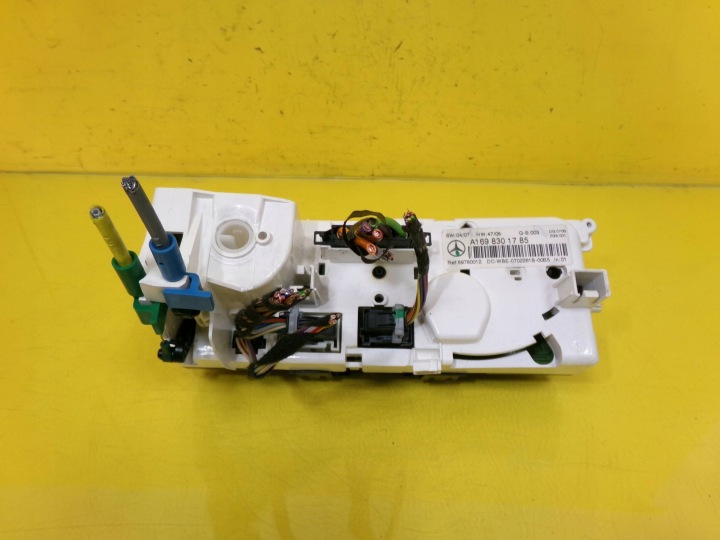 PANNEAU COMMANDE CONDUIT D'AIR CLIMATISATION MERCEDES-BENZ W169 A1698301785 NR136
