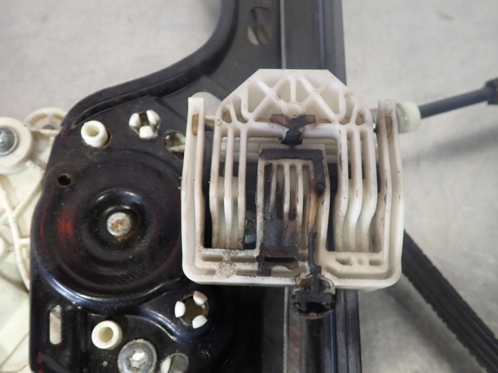 ÉLÉVATEUR VITRE GAUCHE AVANT BMW E87