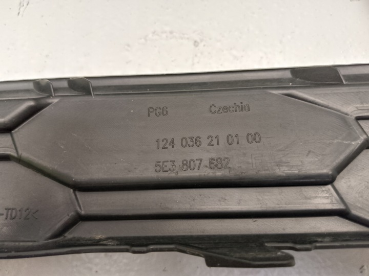 SKODA OCTAVIA 4 IV 2020- GRILLE CALANDRE PARE-CHOCS DROITE AVANT 5E3807682 ÷