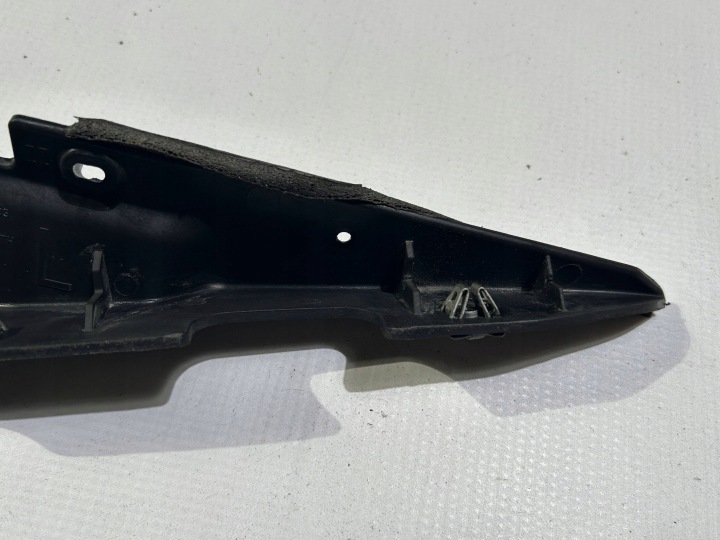 MOULURE SUPPORT PLASTIQUE PARE-BRISE GAUCHE CHEVROLET CORVETTE C7 2014R-