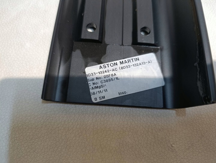 REVÊTEMENT SEUIL PORTES ASTON MARTIN DB9 8D33-132A13-A