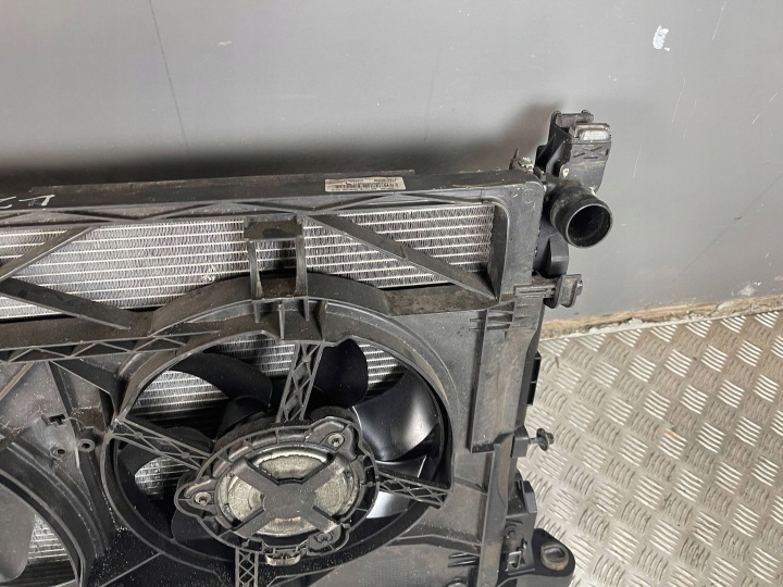 RADIATEUR EAU RENAULT TRAFIC III (X82) 214104966R
