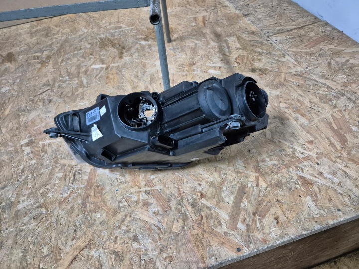VW SCIROCCO PHARE AVANT AVANT DROITE XÉNON