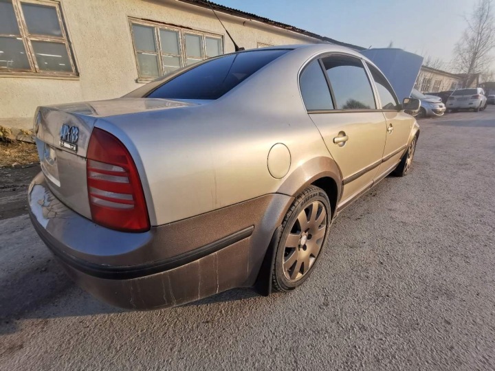 SKODA SUPERB CHARNIÈRE AVANT PORTES AVANT 2003 2.5L 4B0831411B 4B08314