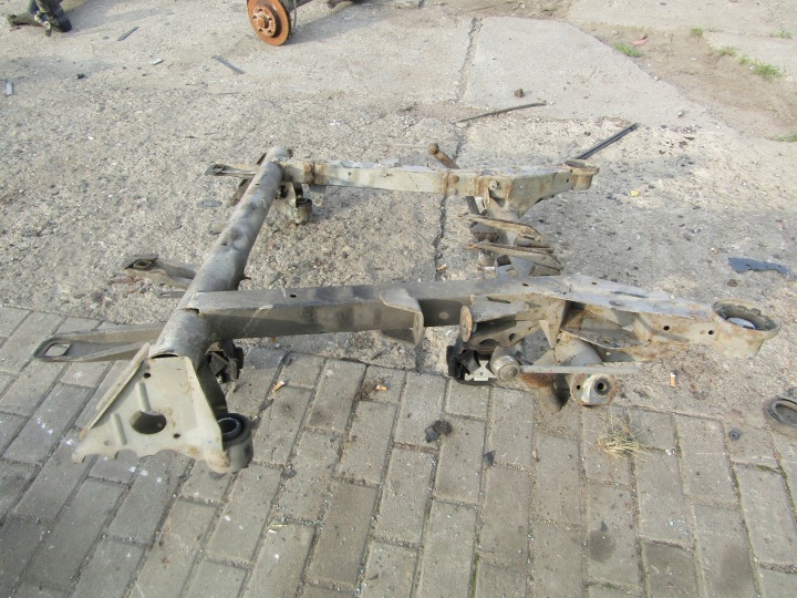 MERCEDES VITO 1 W638 POUTRE SUSPENSIONS AVANT 2,3TD 98KM OM601970 5B MT
