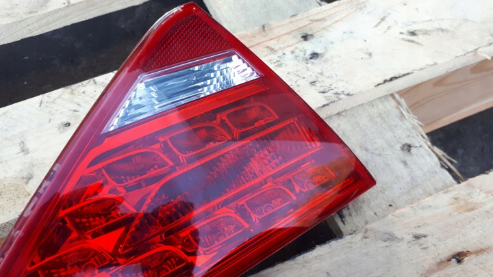 AUDI A5 8T SPORTBACK LIFT PHARE GAUCHE ARRIÈRE ARRIÈRE DANS COUVERCLE DE COFFRE 8T0945093A