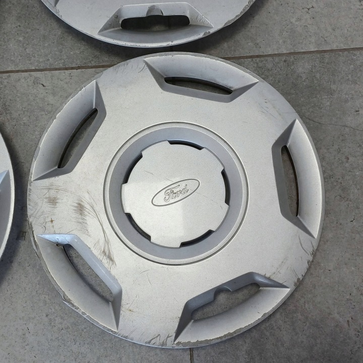 ENJOLIVEURS CHAPEAU 14 FORD FIESTA 2S611130AA NR46 JEU