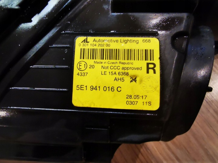 SKODA OCTAVIA III LIFT PHARE AVANT DROITE 16-