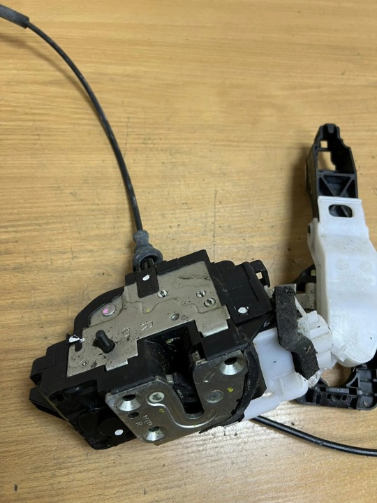 SERRURE DROITS AVANT PORTES KIA AVELLA D8502 DIESEL 1997