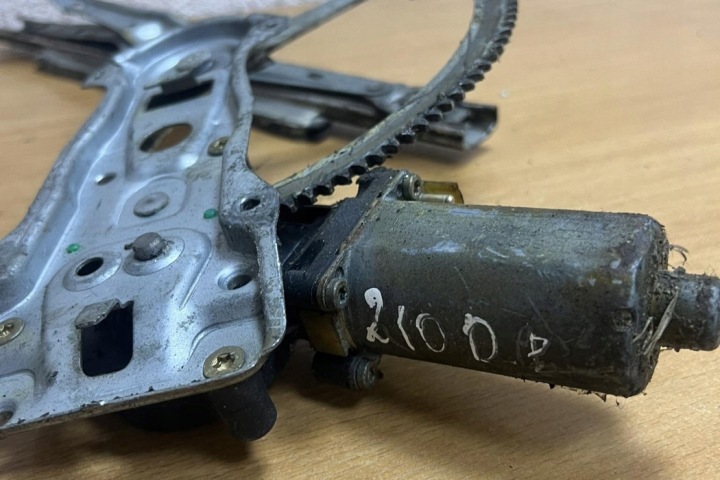 ÉLÉVATEUR VITRES PORTES ARRIÈRE AVEC MOTEUR MERCEDES-BENZ E (W210) 0130821671
