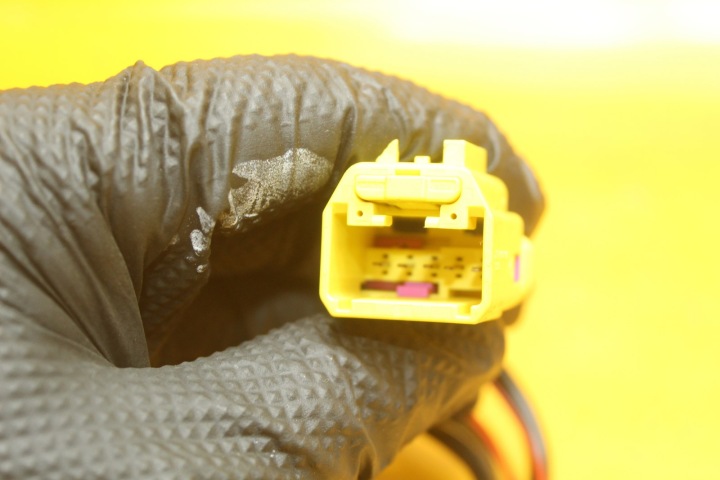 SERRE-CÂBLE PYROTECHNIQUE BATTERIE AUDI A6 C6 4F0915457