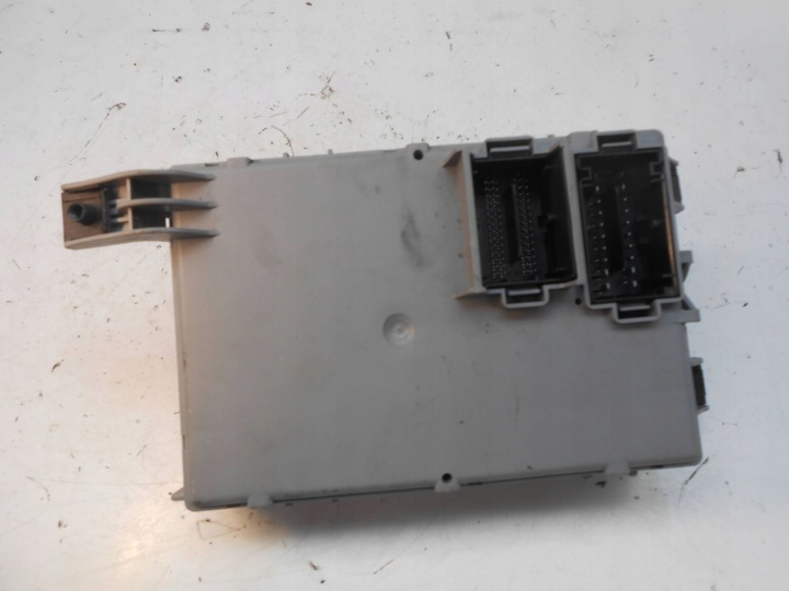 FIAT GRANDE PUNTO FUSIBLE MODULE BOÎTE BEZPECZNIKOW 00518263170
