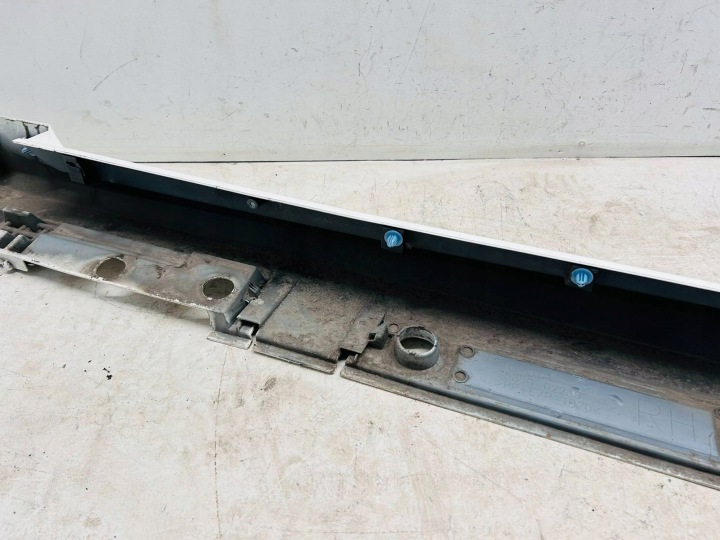COROLLA E21 BERLINE SEUIL PROTECTION EXTÉRIEUR SEUIL 040