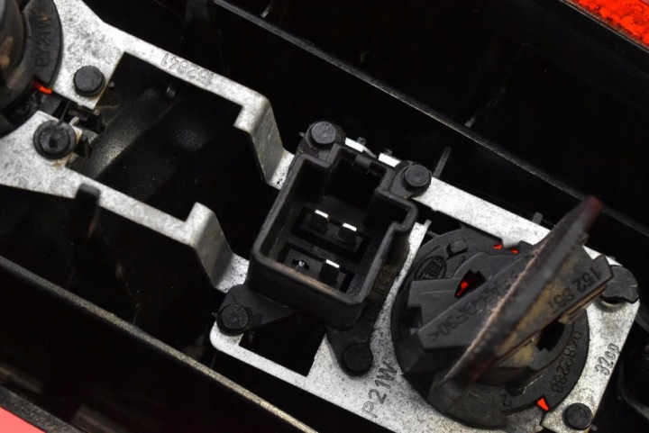 PHARE GAUCHE ARRIÈRE ARRIÈRE SUPÉRIEURE 9154493 VOLVO V70 2 II UNIVERSEL 00-05