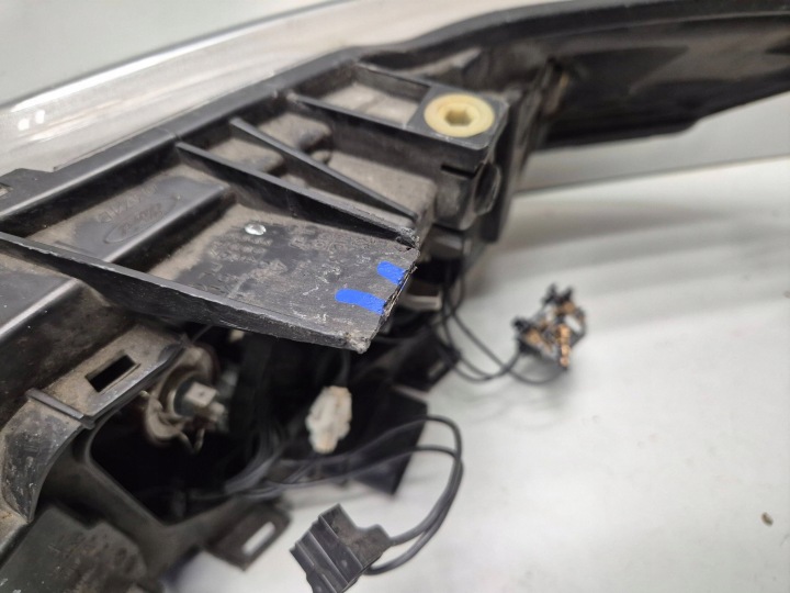 DESCRIPTION FORD MONDEO MK4 IV LIFT 10-14 PHARE DROITE AVANT AVANT LENTILLE