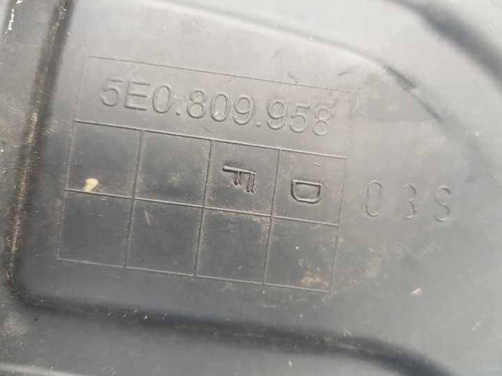 SKODA OCTAVIA III LIFT PASSAGE DE ROUE DROIT AVANT 5E0809958D